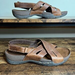 BareTraps‎ brown leather cross strap adjustable casual sandals women's 8.5